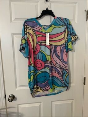 Multicolor Abstract V-Neck Short Sleeve Tee. NWT